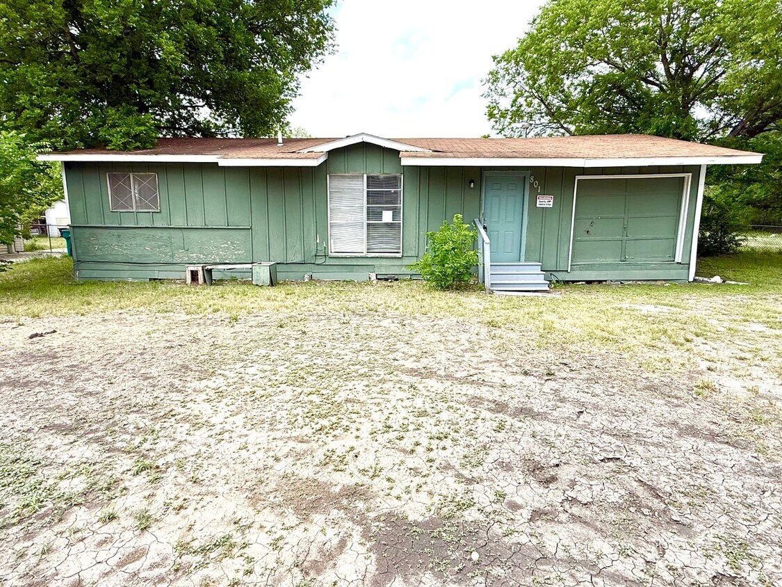 Primary Photo - AVAILABLE NOW! 3 Bedroom / 1 Bath Home Nea...