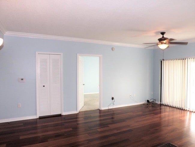 Building Photo - 4907  Midtown Lane 1316