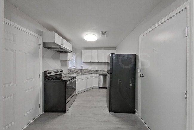 Building Photo - 230 E Colonial Dr