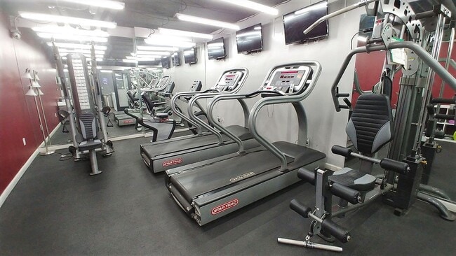 Building Photo - Villa De Adel