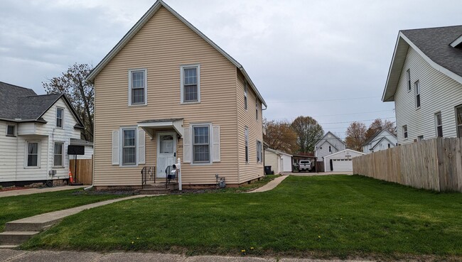 Building Photo - 5 Bedroom 2 Bathroom House!