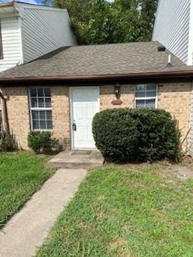 Foto principal - Cozy two-bedroom single-story townhouse