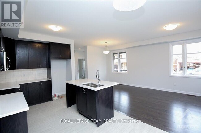 Photo du bâtiment - 128 Lynn Coulter St