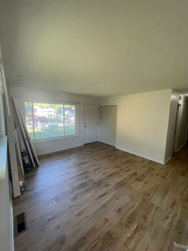 Building Photo - Charming 3-Bedroom Home on a Corner Lot in...