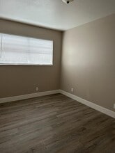 Building Photo - 930 N Van Buren St