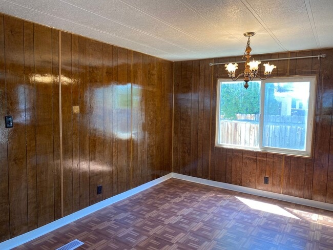 Building Photo - Large 3 bed 2 bath with fenced back yard