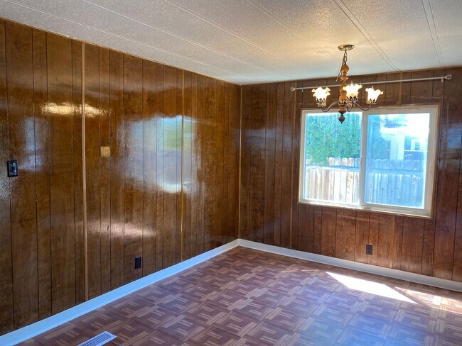 Foto del edificio - Large 3 bed 2 bath with fenced back yard