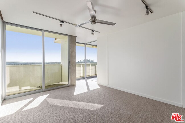 Foto del edificio - 8787 Shoreham Dr