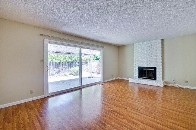 Foto del edificio - 1341-1343 Kingfisher Way