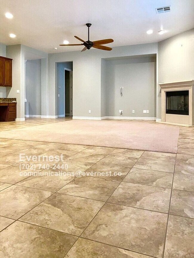 Foto del edificio - Stunning 5-Bedroom Home with Fireplace and...