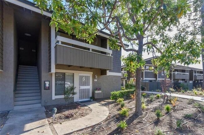 Building Photo - 222 Springview