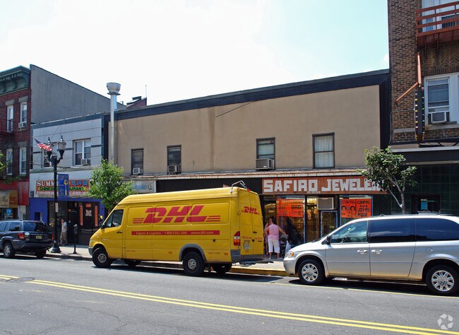 Building Photo - 1215-1217 Summit Ave