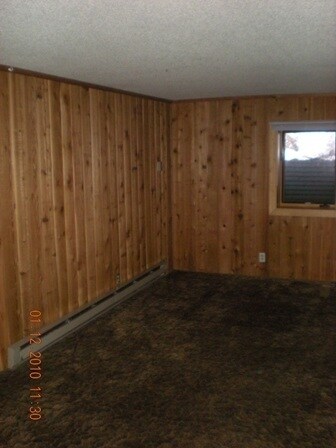 Building Photo - 3 Bedroom 2 1/2 Bathroom Townhouse- CLOSE ...