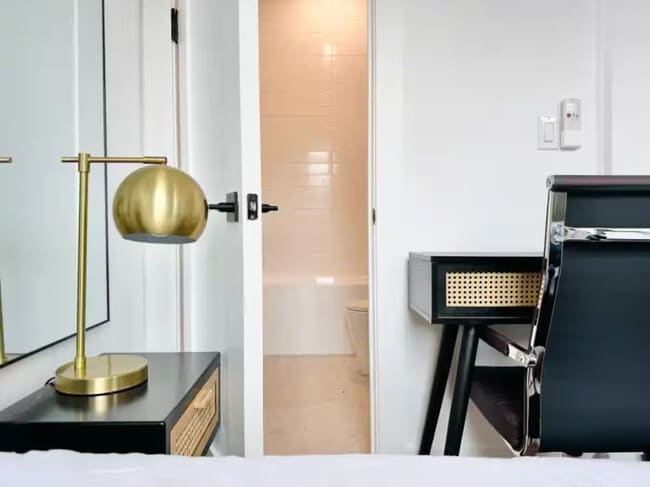 Foto del edificio - Furnished room/NOT APARTMENT