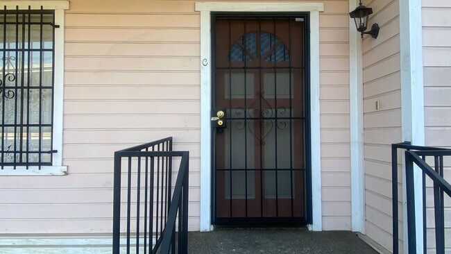 Foto del edificio - Renovated Townhome, Attached Garage, in Gated HOA Community *READ*