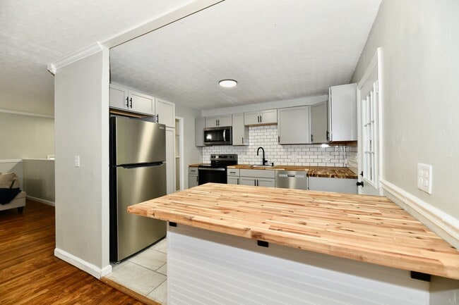 Building Photo - 5831 Suburban Dr