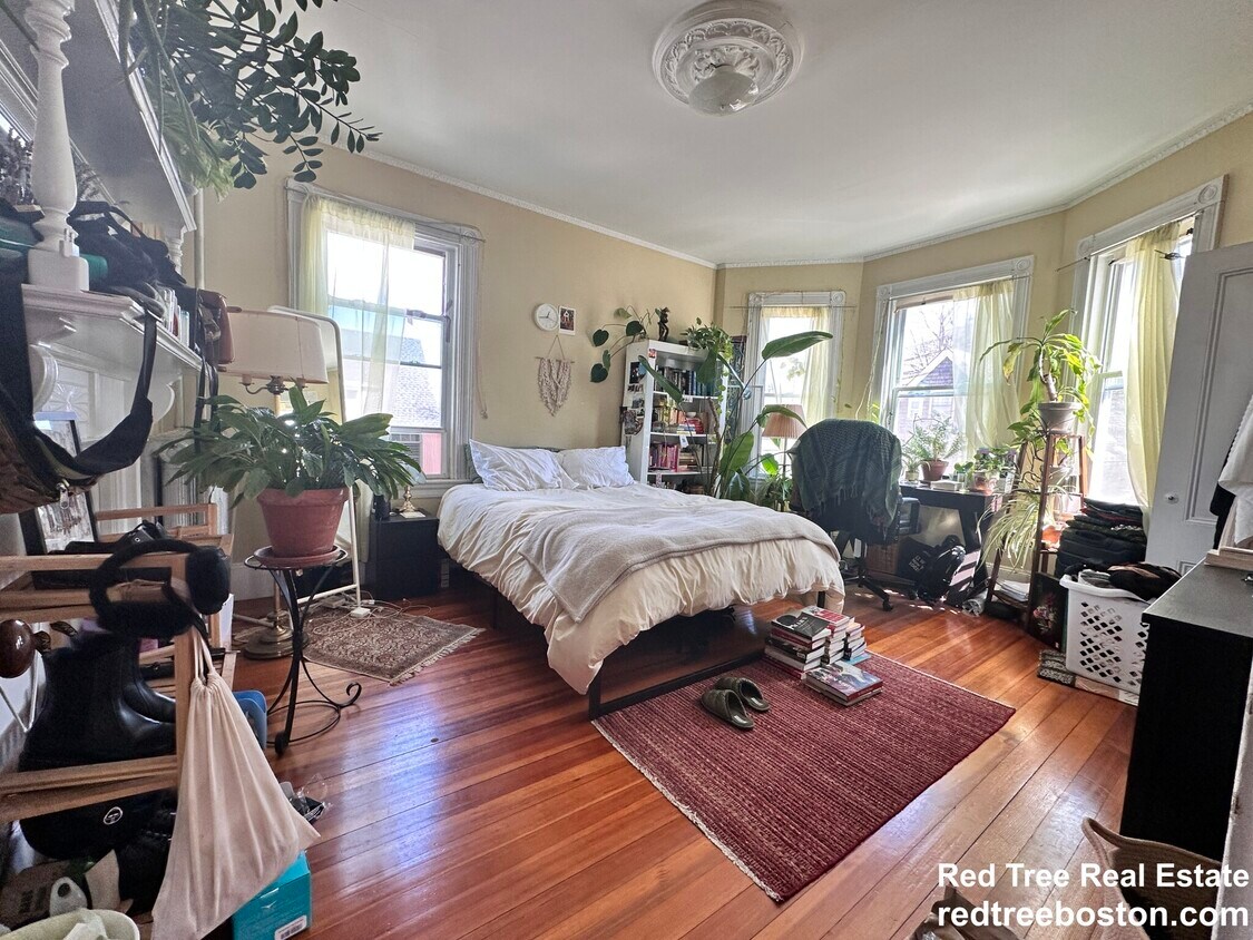 Primary Photo - 4 Montcalm Ave