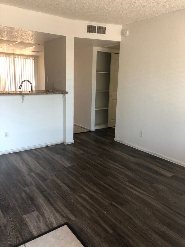 Building Photo - $499 First Month Rent! 2 Bedroom/ 2 bathro...