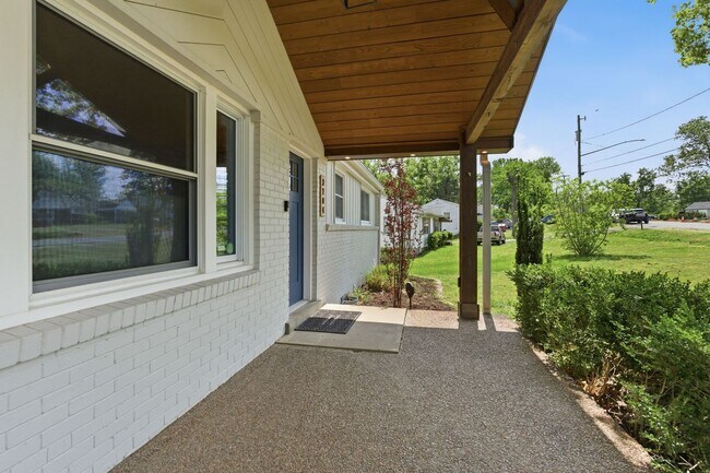Foto del edificio - Charming Renovated Home with Spacious Yard & Detached Garage in South Nashville