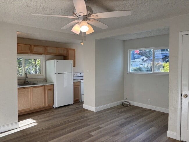 Building Photo - Remodeled 1-bedroom duplex near downtown Placerville.