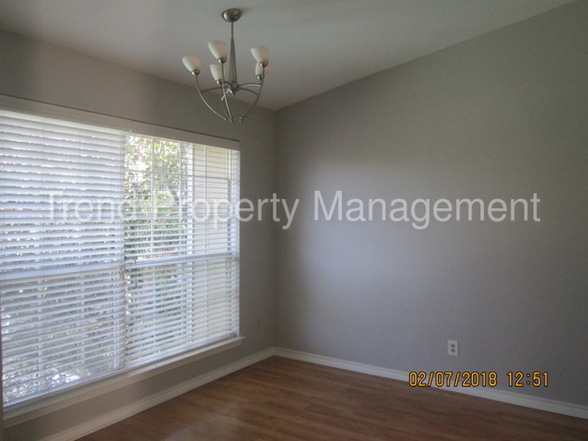 Building Photo - 3550 Country Square Dr