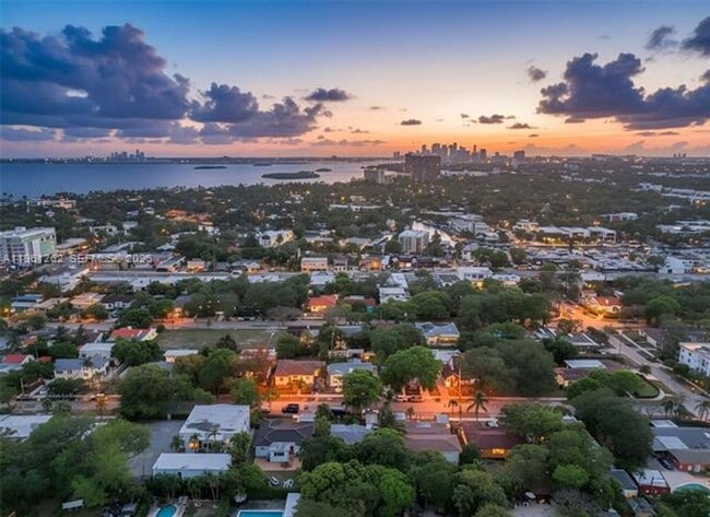 Foto del edificio - 876 NE 81st St