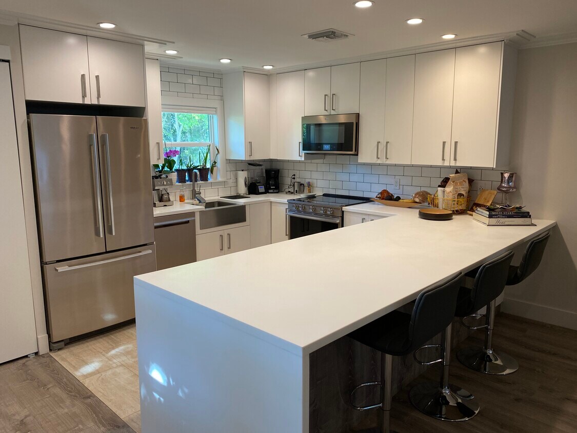 Tons of counterspace and eat-in - 1219 Solana Rd