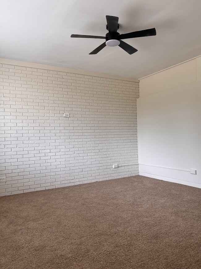 Building Photo - 1008 N Van Buren St