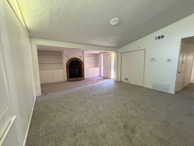 Foto del edificio - Newly updated 3-bedroom 2 bath home - OPEN...