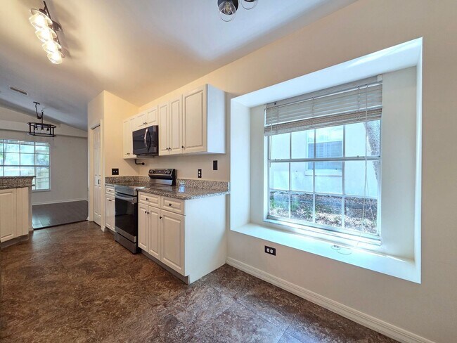 Building Photo - 1008 Royal Oaks Dr