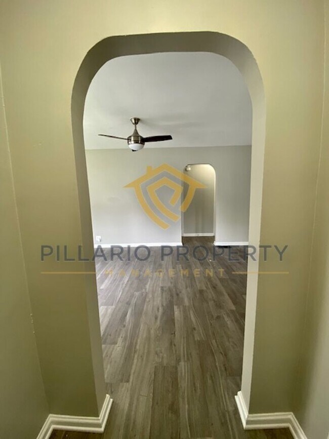 Building Photo - Charming and Updated 2 Bedroom/1 Bathroom ...