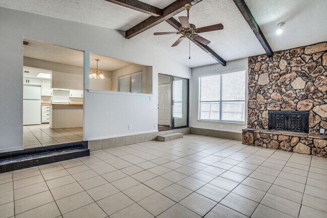 Building Photo - Inviting Home Near Arlington's Attractions...
