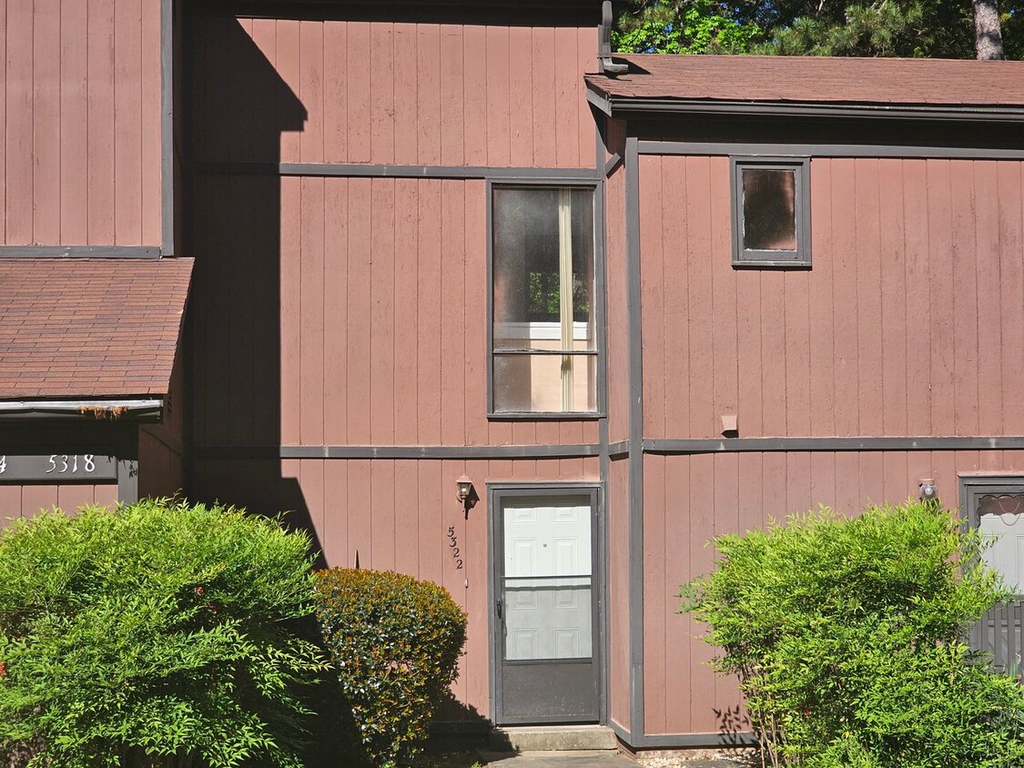 Primary Photo - Renovated Townhome MInutes from Uptown Cha...