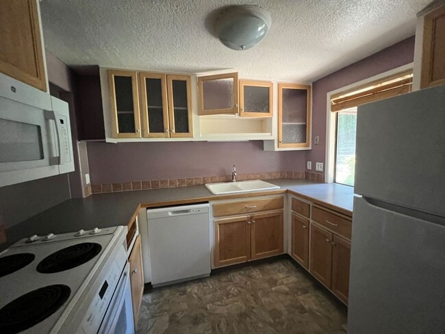 Building Photo - 2BD/1BA Condo located in the desirable Chu...