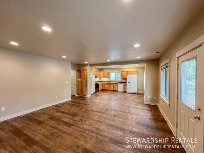 Building Photo - 3 EXTRA ROOMS!!  Located in the heart of W...
