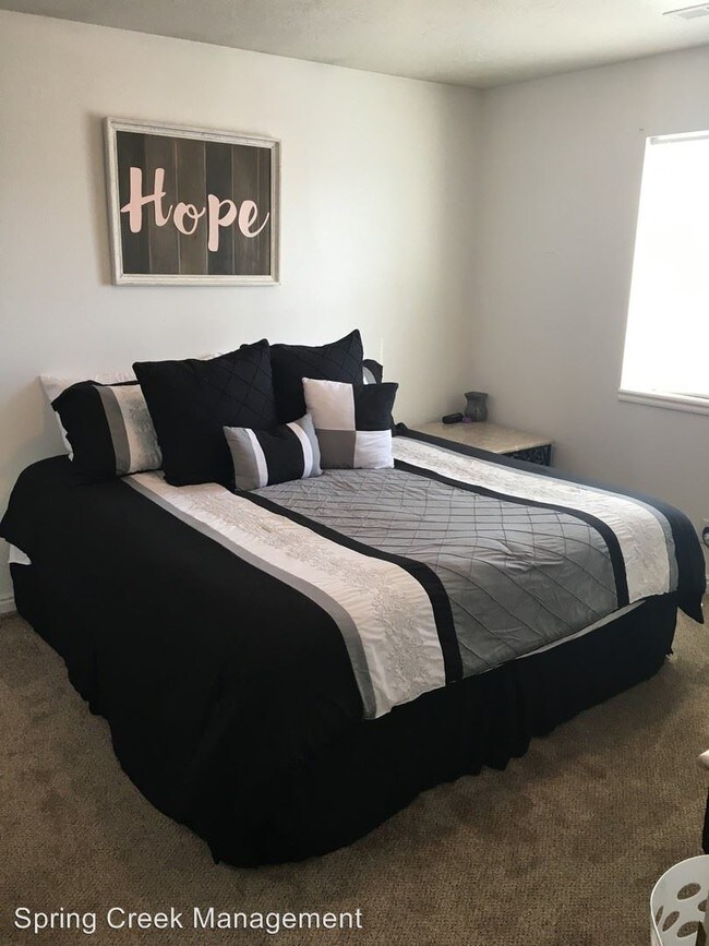 Building Photo - 163 N Center St