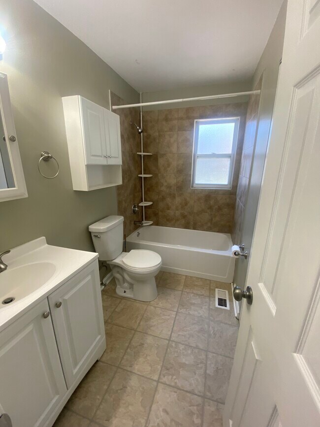 Updated full bath - 416 W Hill St