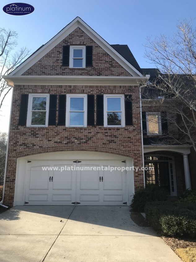 Foto principal - 4701 Village Green Dr