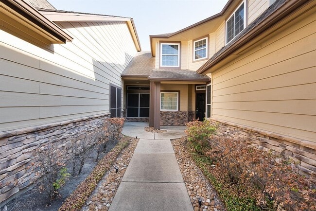 Building Photo - 7927 Glenn Cliff Dr