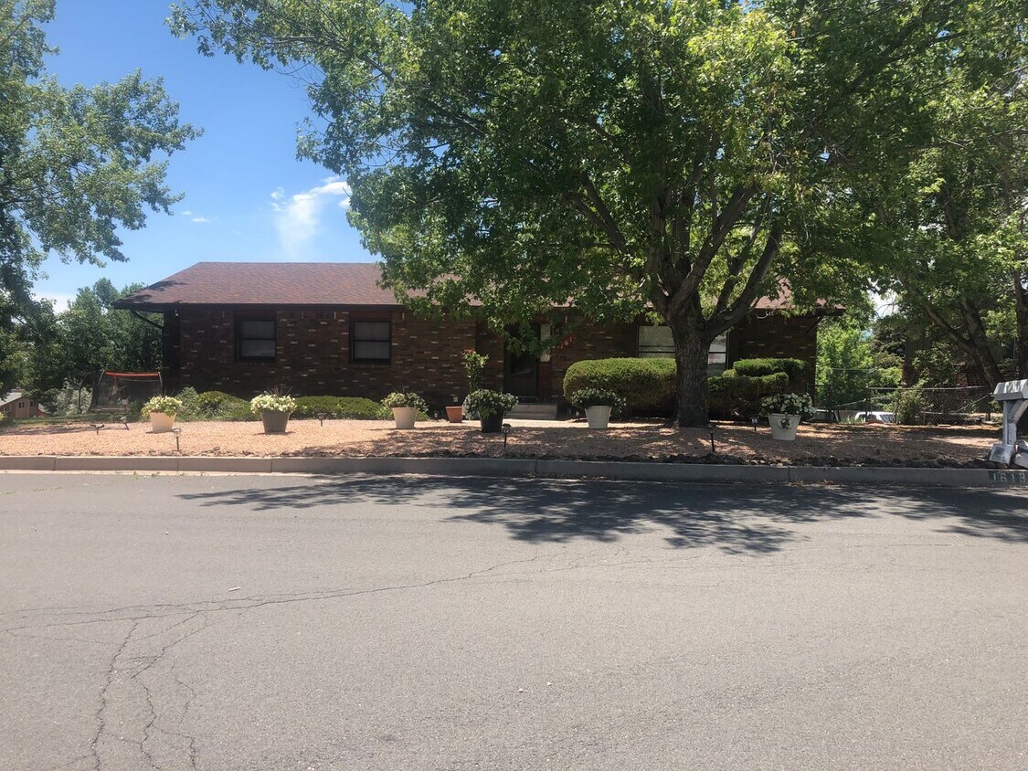 1613 Columbine Pl, Colorado Springs, CO 80907 House Rental in