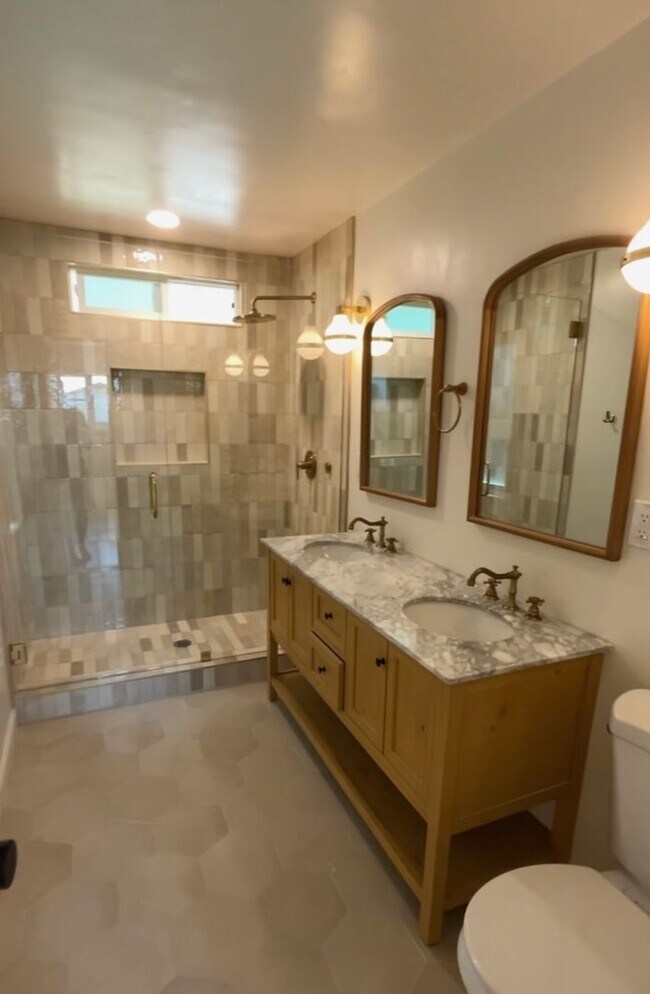 Building Photo - 4 bedrooms 2 baths home by Bay Park.