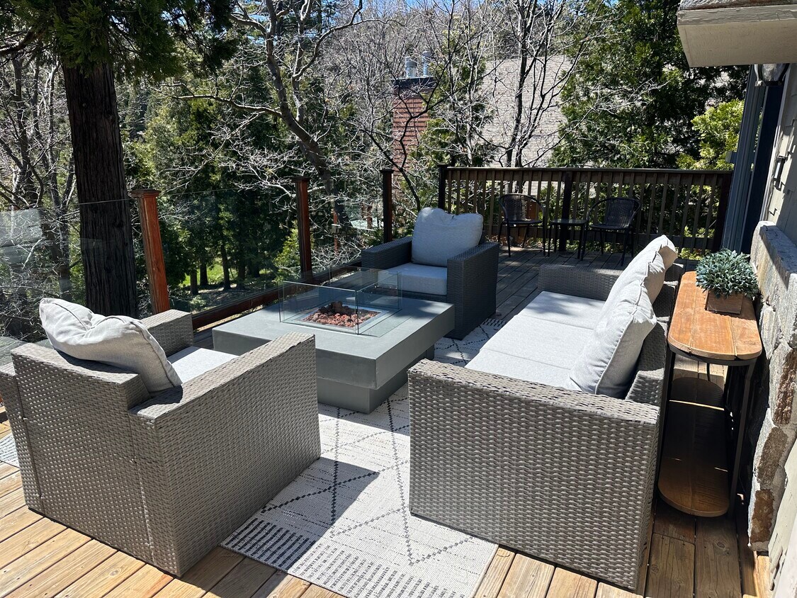 Foto principal - 26591 Hillcrest Ln