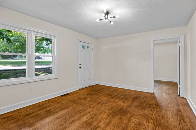 Foto del edificio - 618 Glen Lily Rd