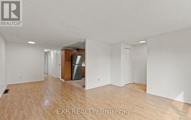 Photo du bâtiment - 6 McCordick Dr