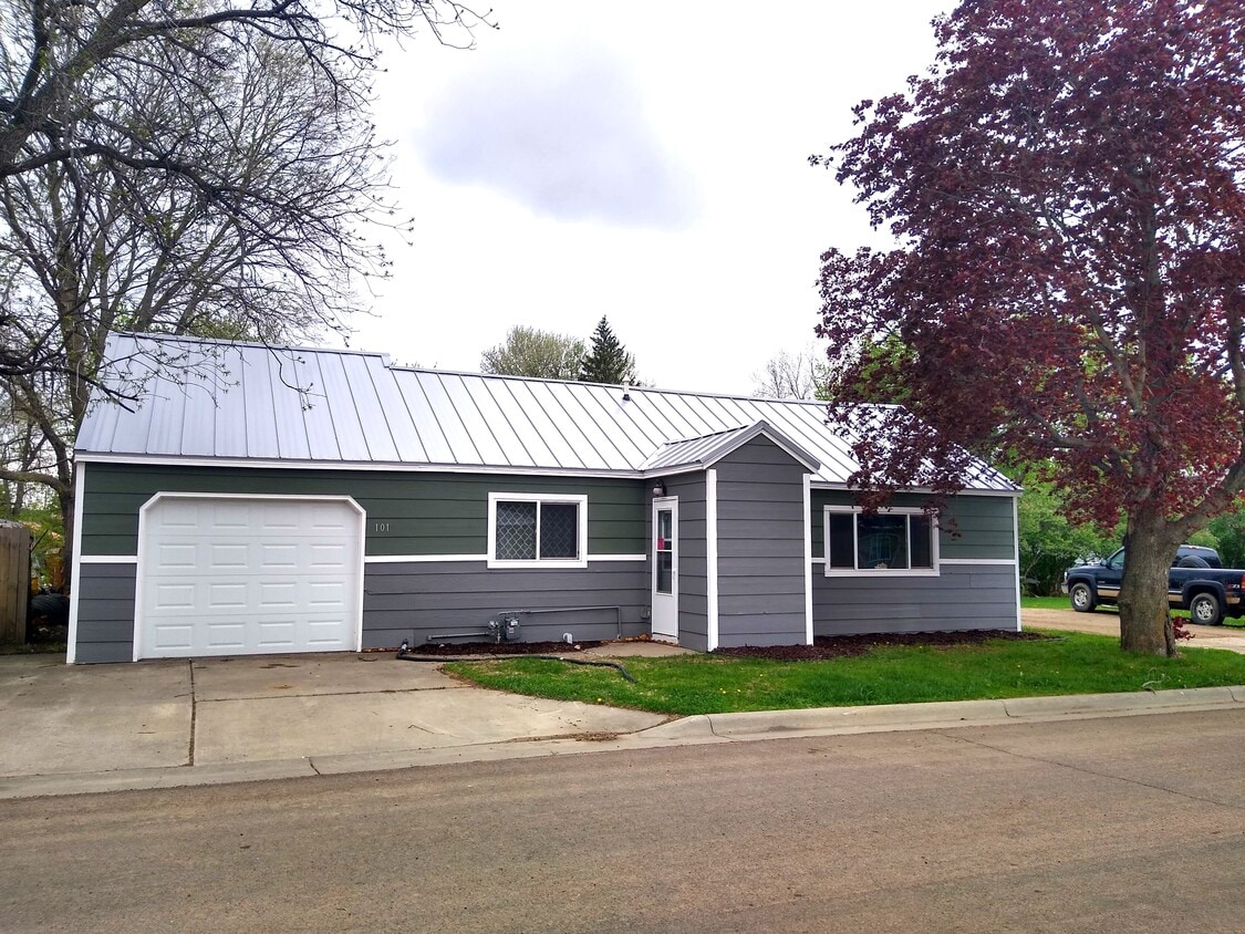 101 W 3rd St, Hartford, SD 57033 House Rental in Hartford, SD