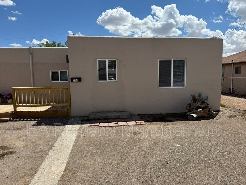 Foto principal - 706 La Poblana Rd NW
