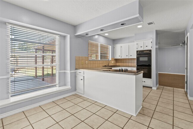 Foto del edificio - 2202 Colonial Ct N