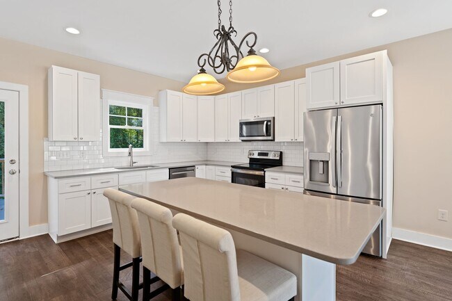 Foto del edificio - 6 Bedroom 6 Bathroom Offering a 6 Month Le...