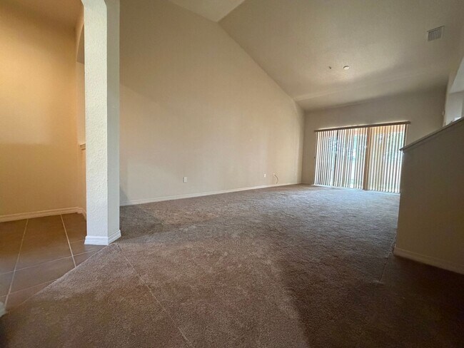 Foto del edificio - Beautiful 3 room /2.5 bath Gated Community W/ Pool Close to the Skyway