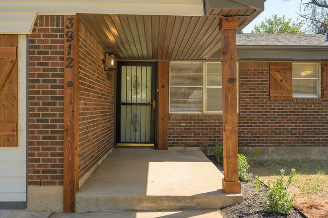 Foto del edificio - 3912 Parkwoods Ln